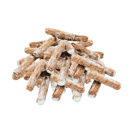 Haufen beimpfter Pilzdübel aus Holz mit sichtbarem weißen Pilzmyzel auf der Oberfläche