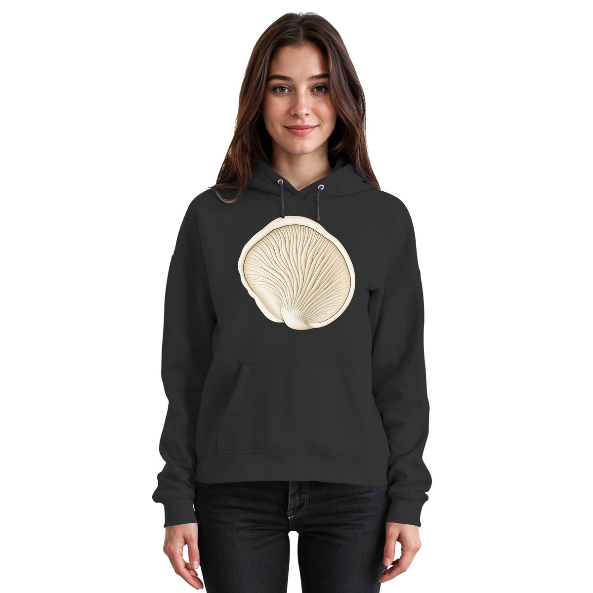 Fenchelseitling Hoodie – Schwarz – Model Frau
